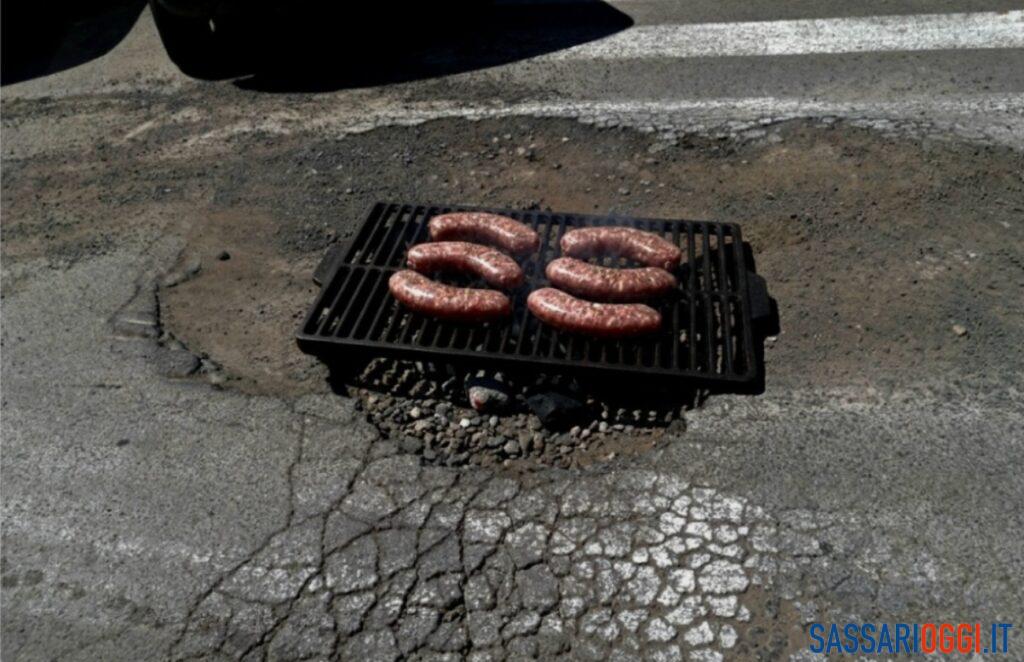 La buca in strada diventa un barbecue: ironia a Sassari
