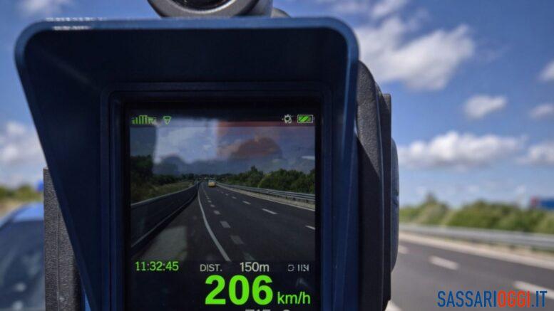 A folle velocità sulla strada Sassari-Alghero, fermato un uomo