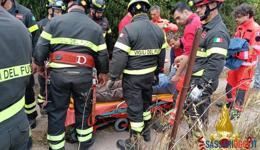 Colpito da un ramo resta bloccato su un albero a Sorso
