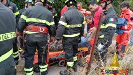 Colpito da un ramo resta bloccato su un albero a Sorso