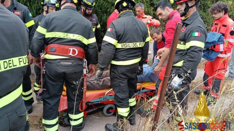Colpito da un ramo resta bloccato su un albero a Sorso