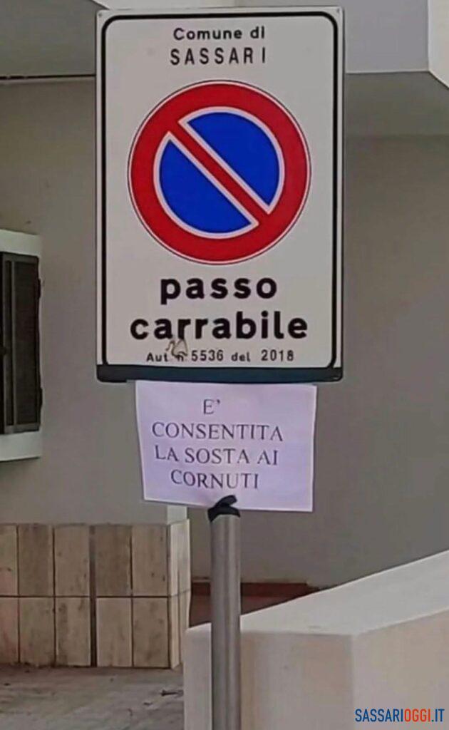 Se hai le corna, il posto è tuo, il passo carrabile è virale a Sassari