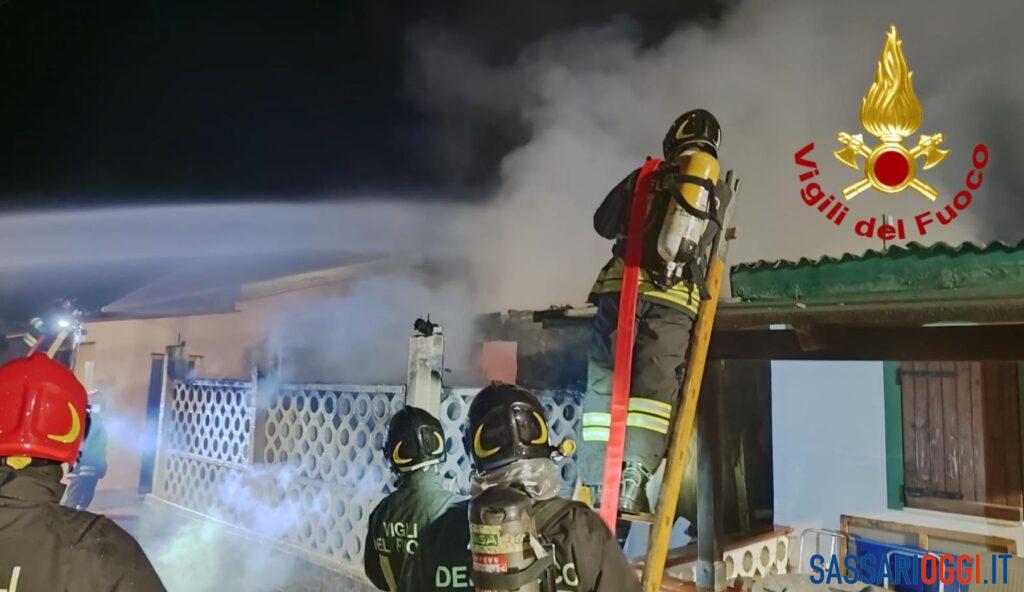 Incendio a Platamona, casa in legno distrutta dalle fiamme