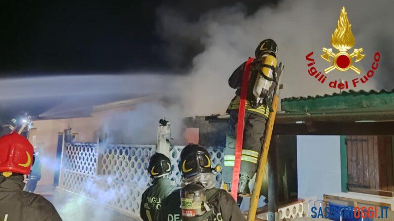 Incendio a Platamona, casa in legno distrutta dalle fiamme