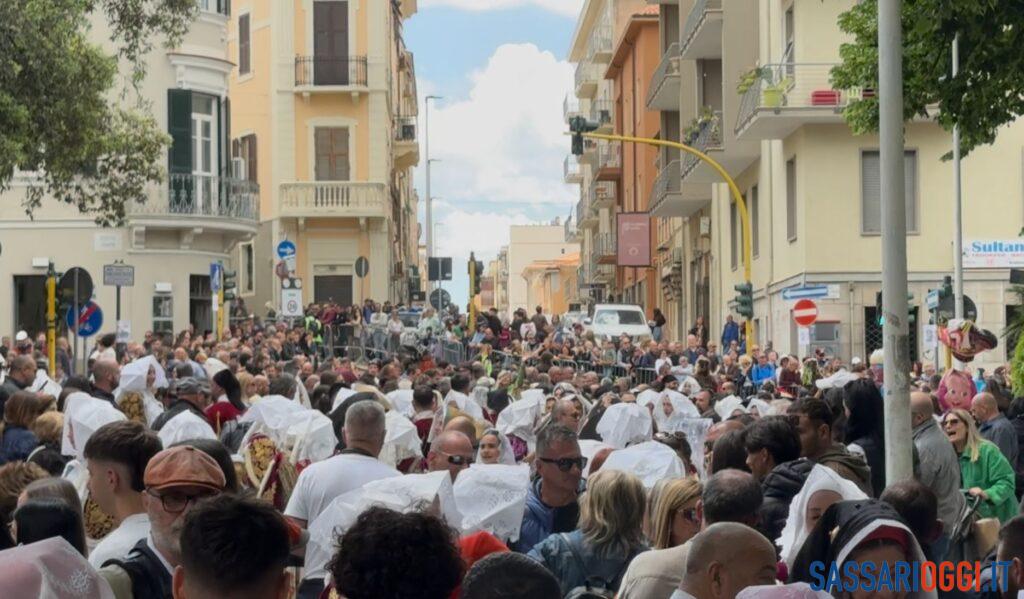 Bagno di folla per la Cavalcata Sarda, trionfo di colori, musica e solidarietà
