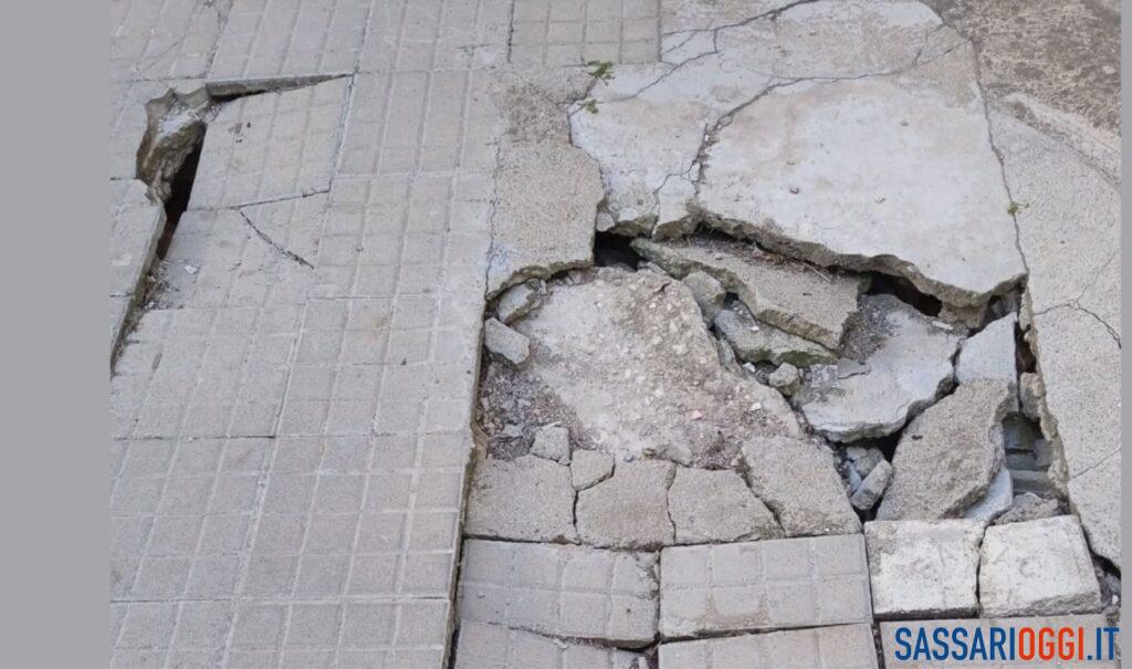 Cede il marciapiede e si forma un fosso a Sassari