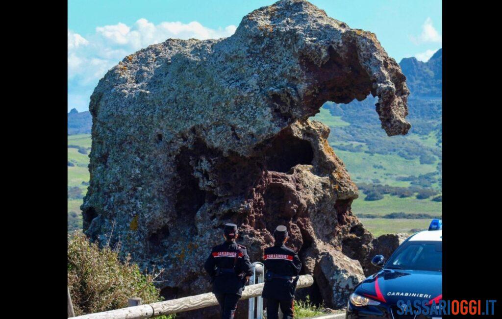 I carabinieri omaggiano la roccia dell’elefante con il ”buongiorno” social