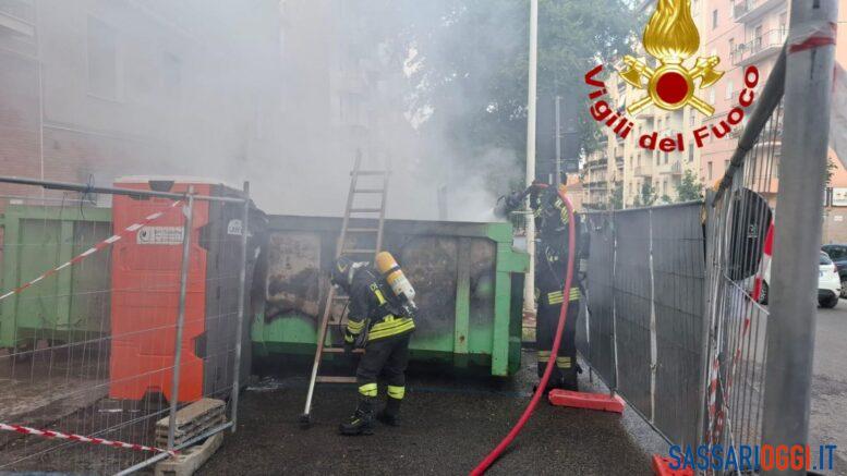 Cassone in fiamme a Sassari, si indaga sulle cause dell'incendio