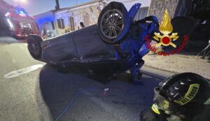 Perde il controllo dell'auto e si ribalta, paura a Sassari