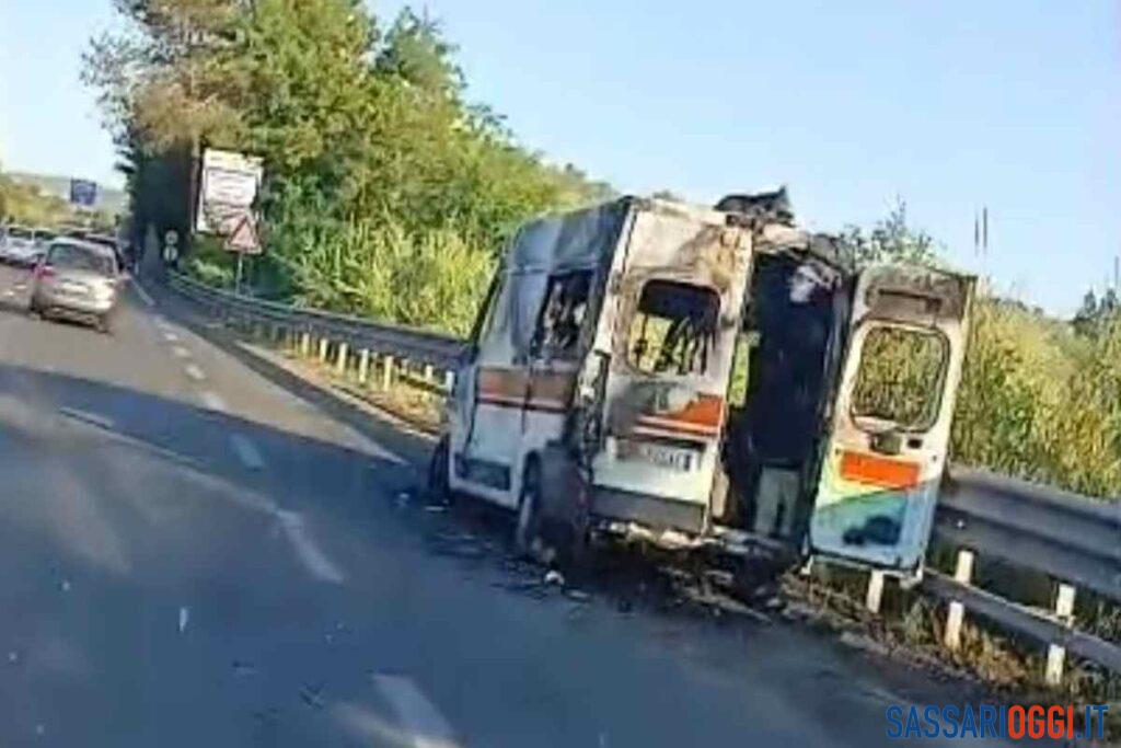 Ambulanza prende fuoco sulla 131 a Sassari