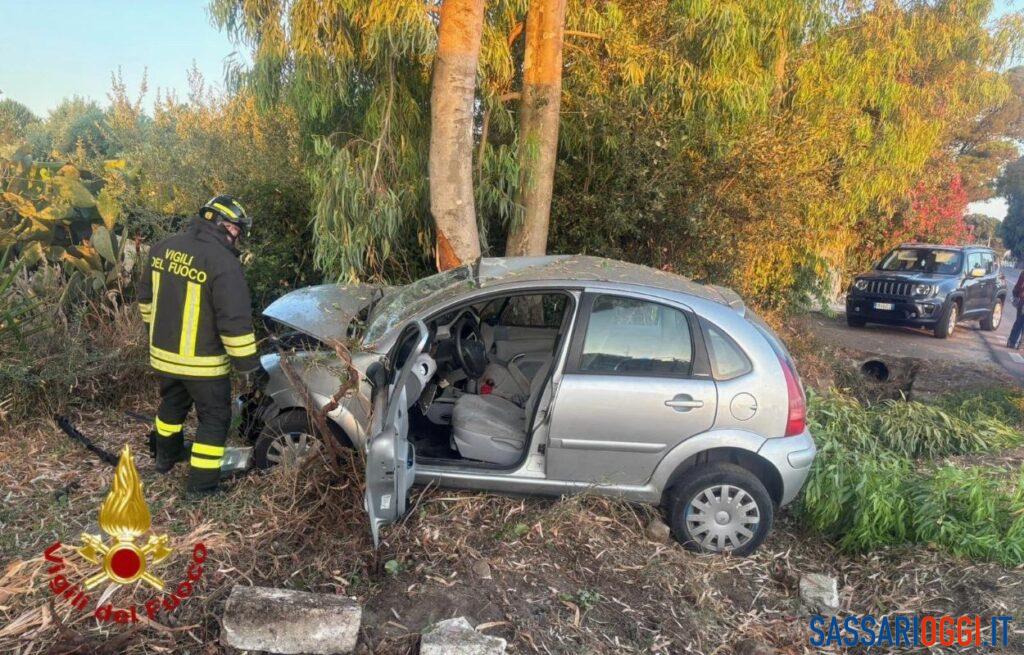 Fuori strada tra Sassari e Sorso, auto sugli alberi e ferito in ospedale