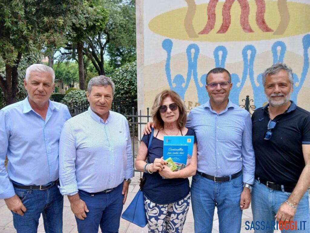Il Comune di Alghero abbraccia la moglie di Ivan Graziani