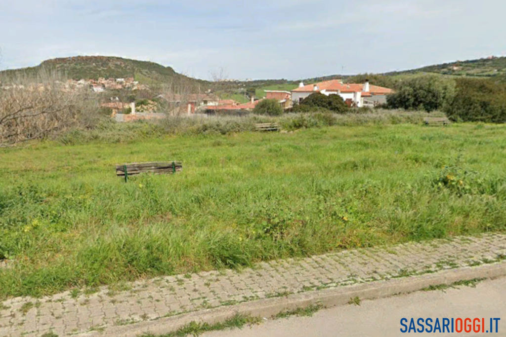 Lavori parco giochi di Lu Bagnu a Castelsardo, intervento in corso nell’area di via Umbria