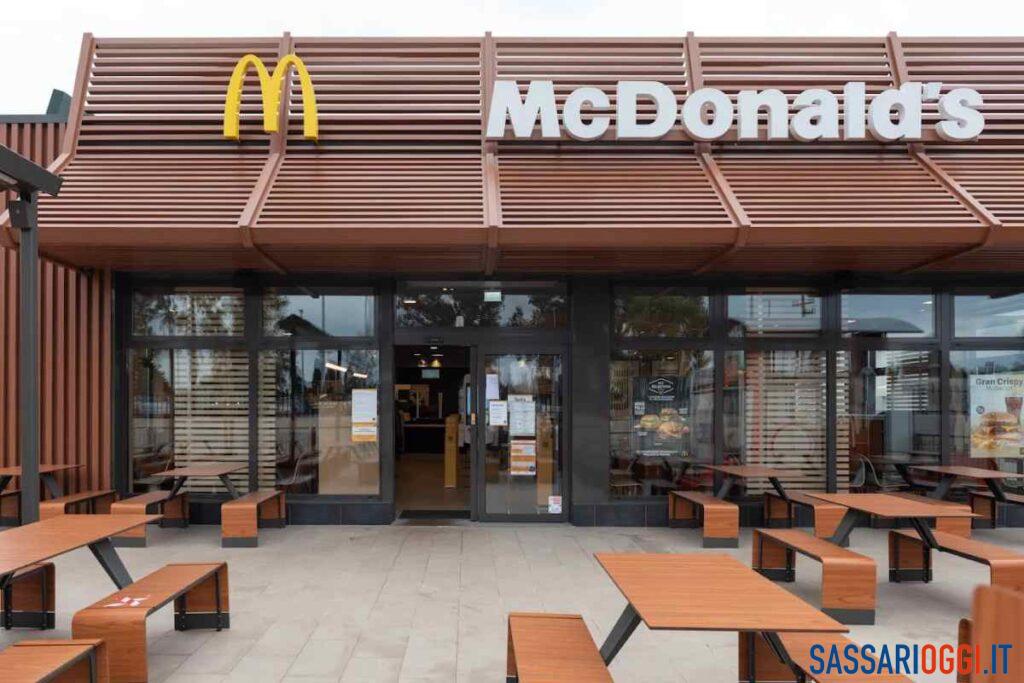 I dipendenti del McDonald’s di Sassari ripuliscono il litorale