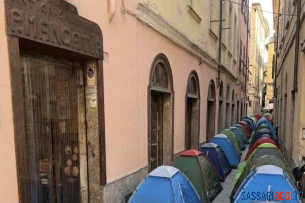Le tende per Vasco e l’ironia di una salumeria a Sassari: “I fan avevano fame”
