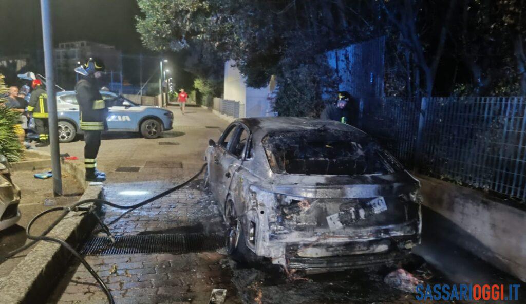 Auto in fiamme e fuga di gas, paura a Sassari