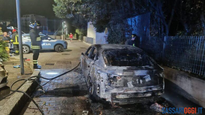 Auto in fiamme e fuga di gas, paura a Sassari