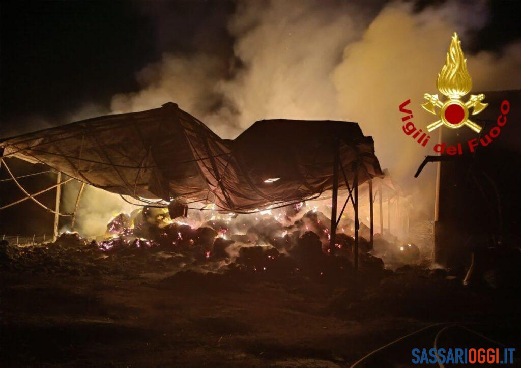 Fieno in fiamme a Benetutti, vigili del fuoco in azione tutta la notte