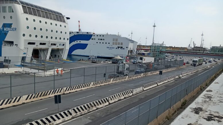 Nave porto Genova per Porto Torres