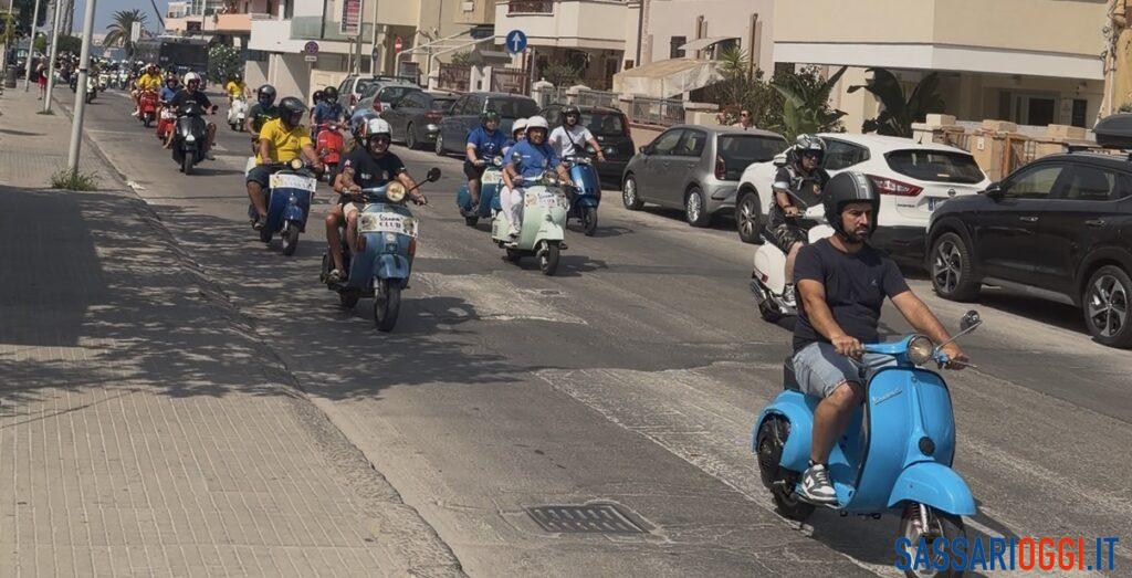 Tutti in Vespa, corteo colorato per le strade di Alghero