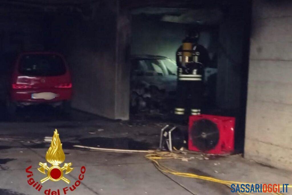 Incendio dentro il garage, palazzo evacuato a Sassari