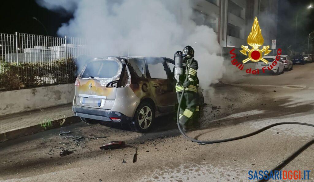 Incendio auto a Sassari, l’ipotesi dell’atto doloso