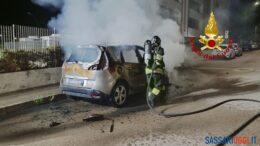 Incendio auto in fiamme in via Paganini a Sassari