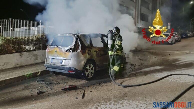 Incendio auto in fiamme in via Paganini a Sassari