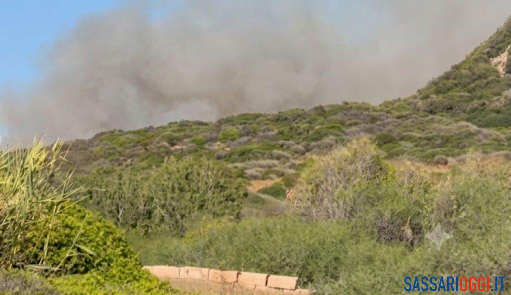 Grosso incendio a Bosa, evacuate alcune case