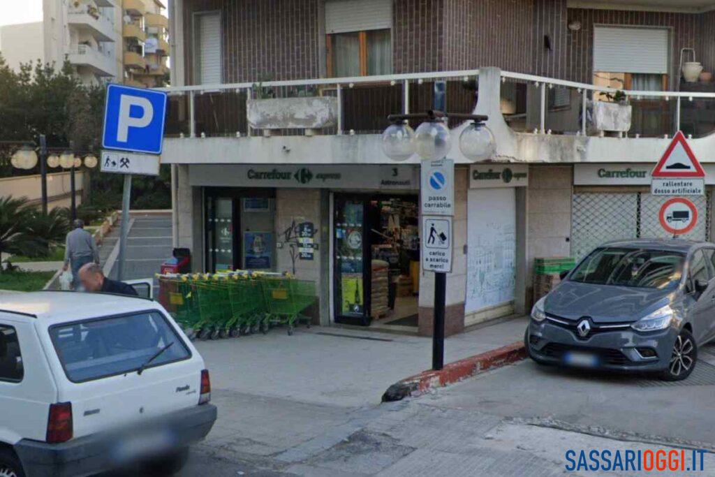 Rapina armata al Carrefour di Sassari, indagini sull’uomo col volto coperto