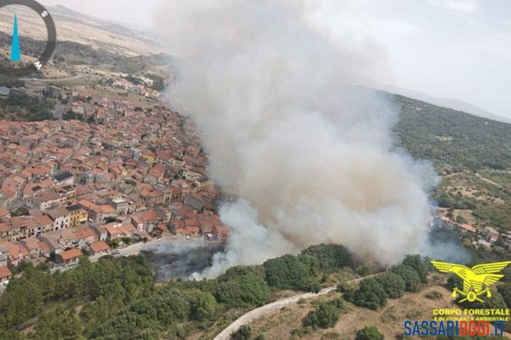 Incendio vicino alle case, l’incubo del fuoco a Bonorva