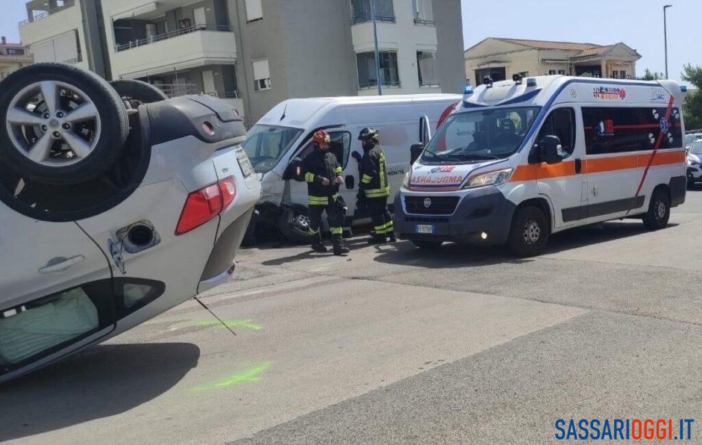 Schianto con un furgone all’incrocio, auto ribaltata e feriti a Sassari