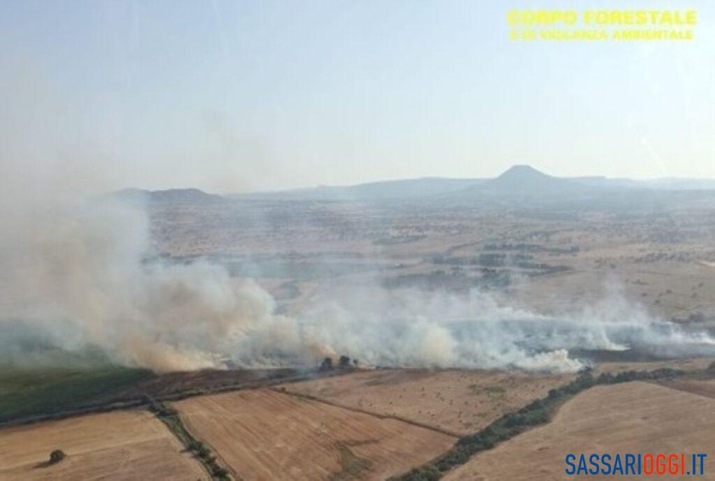 Giornata di fuoco nel Sassarese, Canadair in azione per incendio a Ozieri