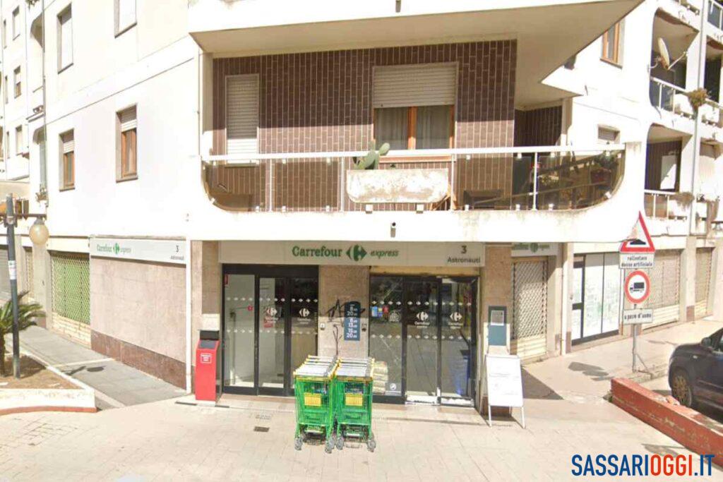 “Dammi i soldi o ti ammazzo”. Rapina armata in un supermarket a Sassari