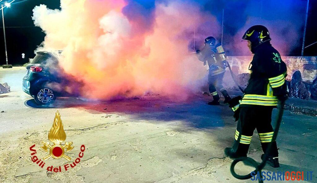 Auto distrutta da un incendio a Olmedo, scatta l’allarme