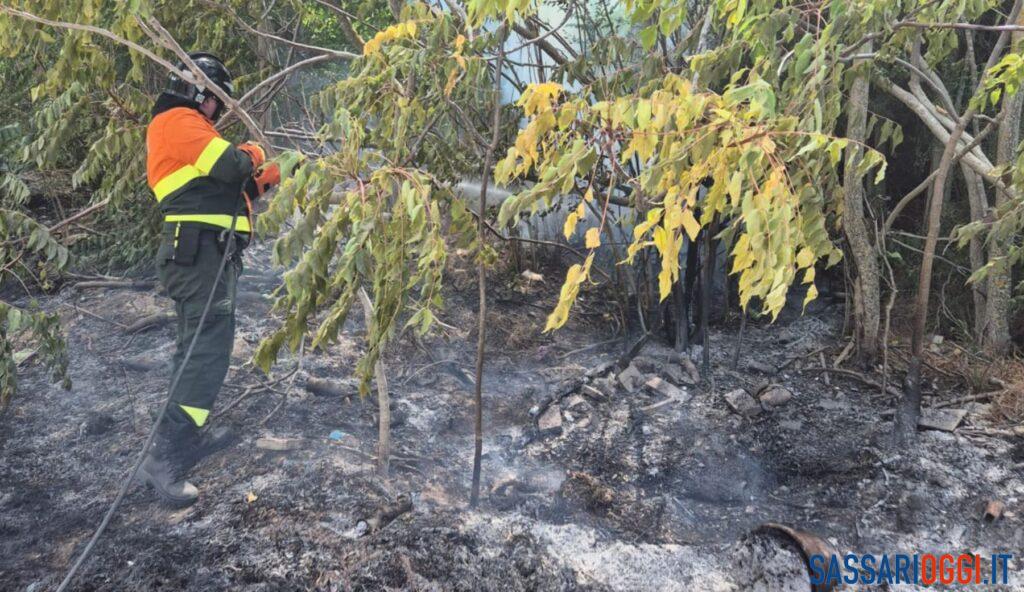 Incendio nelle campagne di Sorso, fiamme domate a Lu Barrili