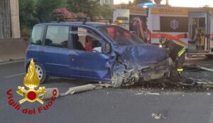Incidente a Sassari, auto contro pilone ferito il conducente