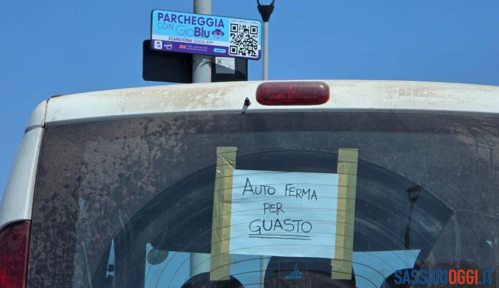 Niente parcheggio a Sorso, sul vetro spunta Auto guasta