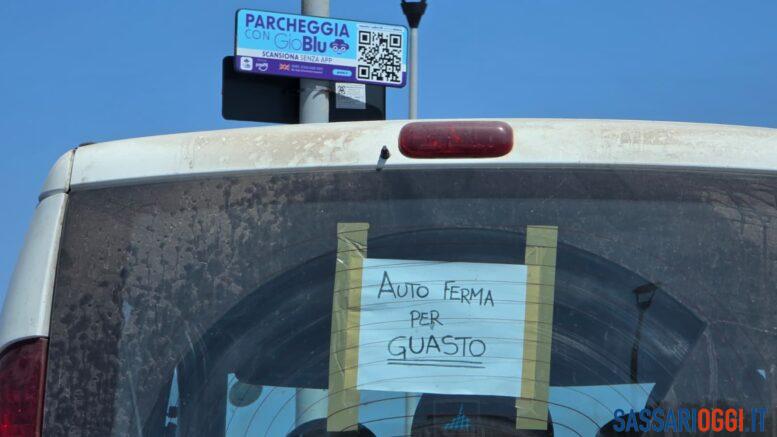 Niente parcheggio a Sorso, sul vetro spunta Auto guasta