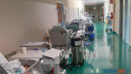 Pazienti in barella e sovraffollamento all'ospedale di Sassari