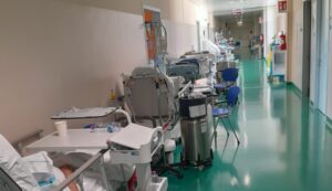 Pazienti in barella e sovraffollamento all'ospedale di Sassari