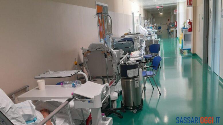 Pazienti in barella e sovraffollamento all'ospedale di Sassari
