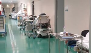 Pazienti in barella nei corridoi dell'ospedale a Sassari, la denuncia del Nursing Up