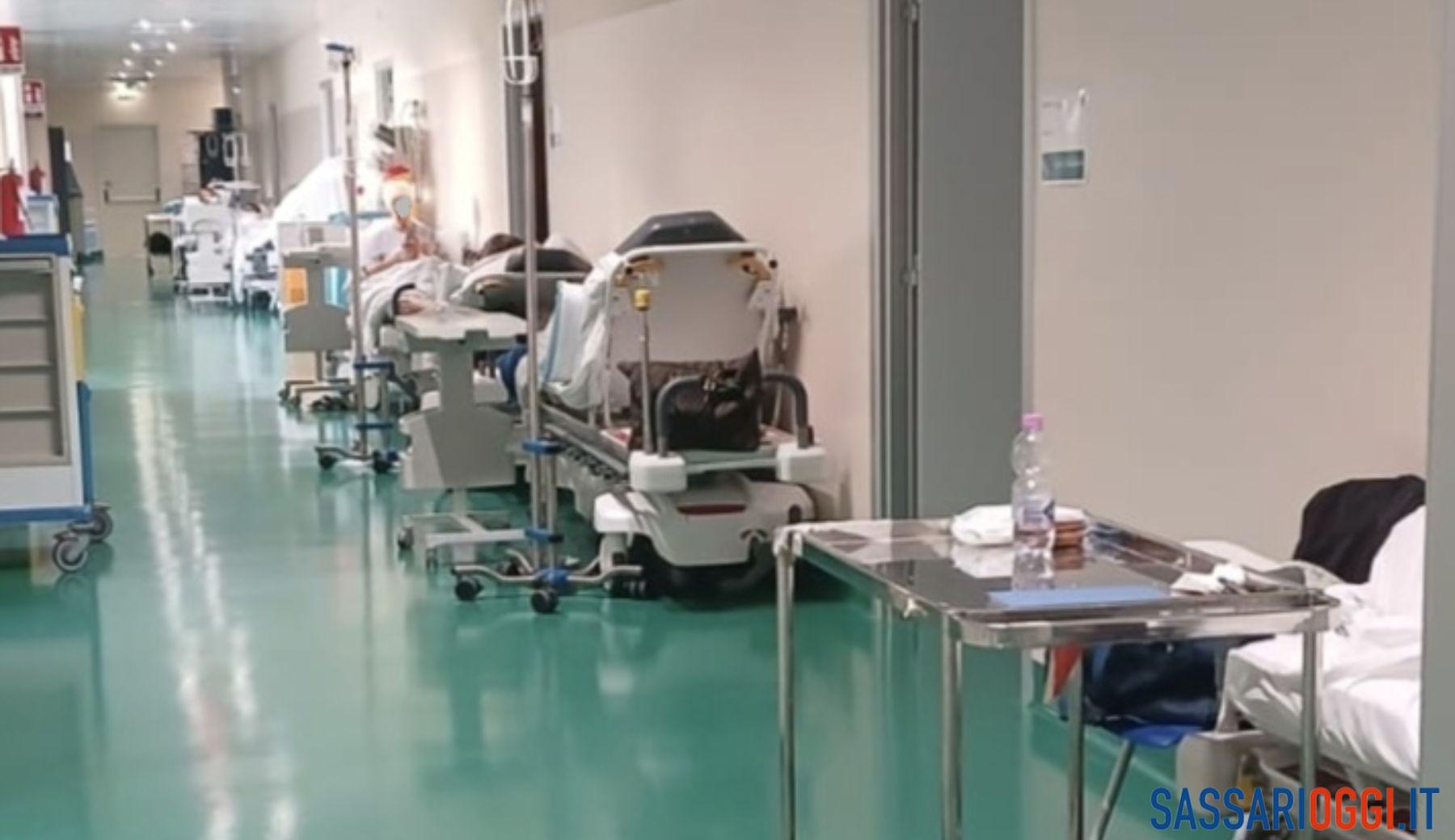 Pazienti in barella nei corridoi dell'ospedale a Sassari, la denuncia del Nursing Up