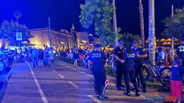 Prende in braccio una bambina e la bacia sul lungomare di Alghero, denunciato