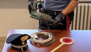 Tenta di forzare la porta della ex con un trapano, arrestato a Sennori