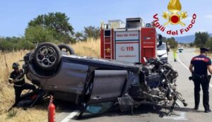 Violento incidente a Illorai, auto si ribalta più volte: un ferito