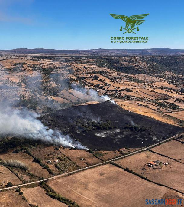 Incendio a Pozzomaggiore, Super Puma in azione: richiesto un Canadair