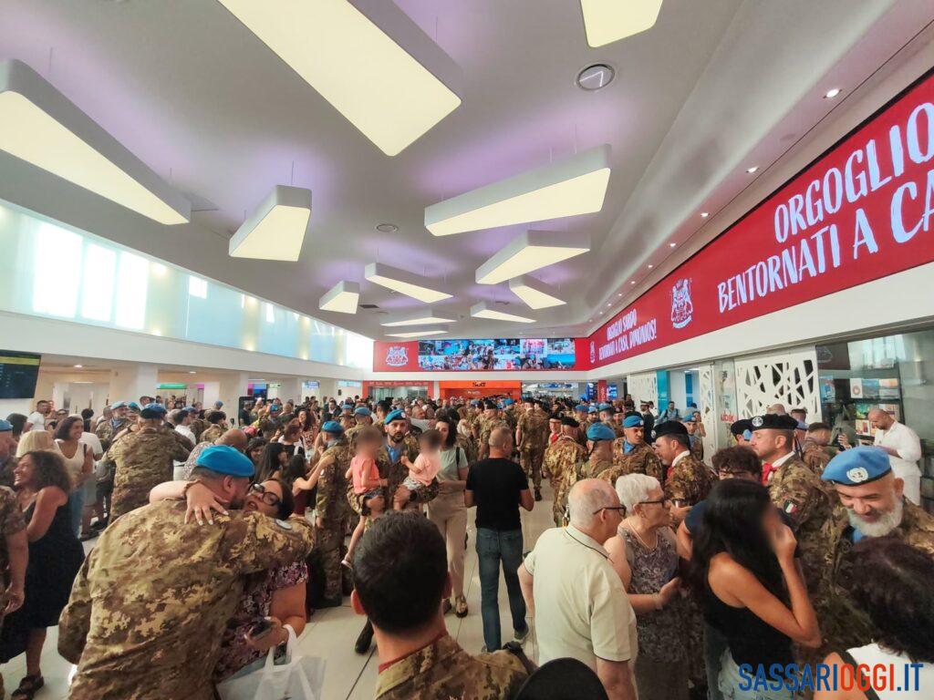 “Papà, papà”: la gioia del piccolo che aspettava la Brigata Sassari all’aeroporto