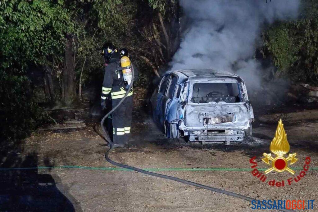 Incendio su un’auto a Valledoria: paura alla periferia del paese